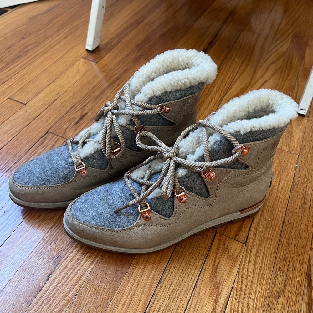 Sorel Womens Sneakchic Alpine Boots - Size 8